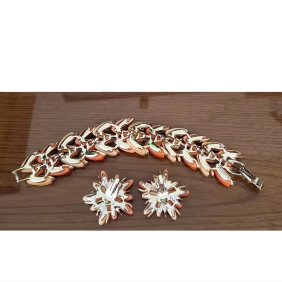 Vintage Claudette Thermoset Bracelet & Clip Earrings Set - Picture 4 of 5